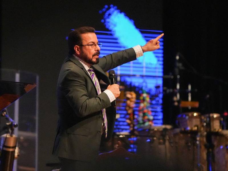 El pastor German Ponce, líder de la iglesia Ebenezer en San Pedro Sula, generó discusión durante una prédica reciente al abordar directamente el tema de la privacidad y la confianza en las parejas, especialmente sobre el uso compartido del celular. Esto fue lo que dijo durante la prédica.
