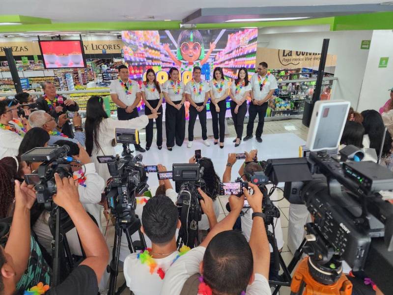 El equipo de Supermercados La Colonia durante la presentación y lanzamiento de su promoción de verano “Gana con La Colonia y Dora Veraneadora”.