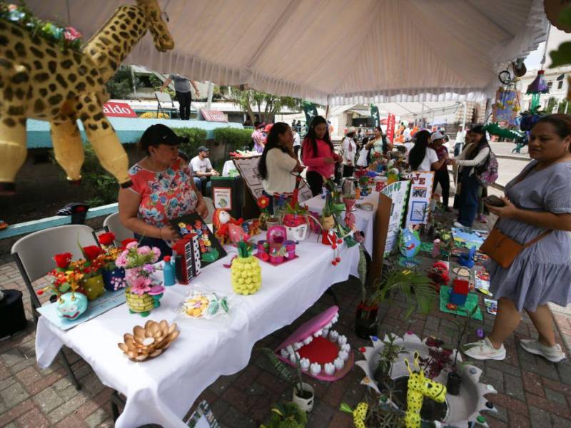 Adornos, floreros y hasta floreros, estas son las creaciones de los niños de los Clubes Ecológicos de Escuelas Amigables con el Ambiente de EL HERALDO y que este sábado ofrecen a los capitalinos en el centro.